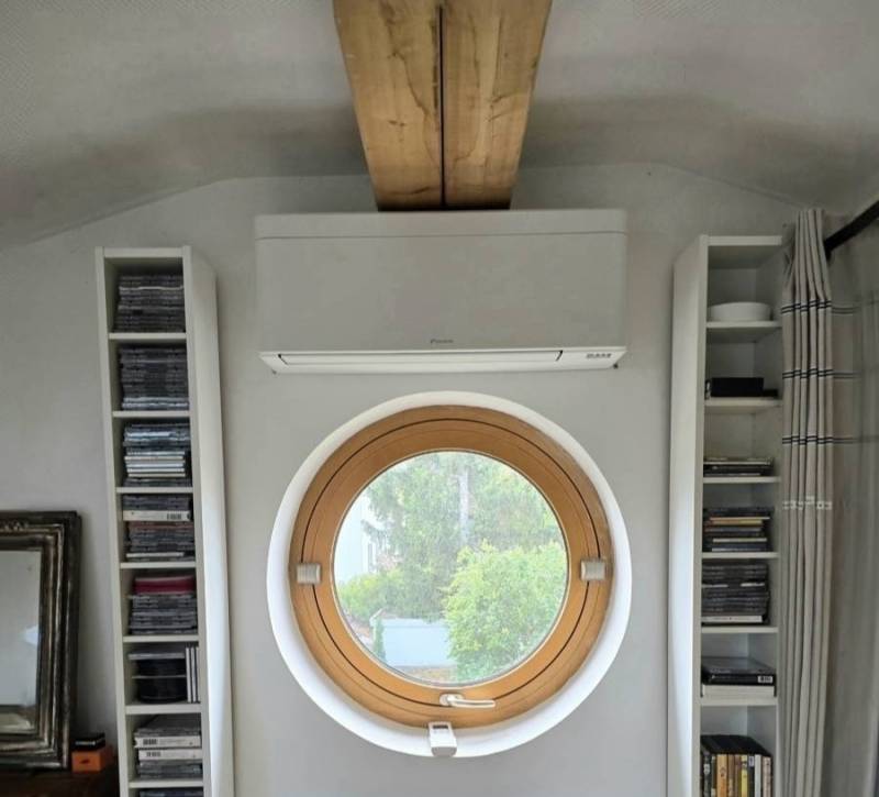 Installation d’une climatisation réversible Daikin Stylish chez une cliente à Toulouse en Haute-Garonne